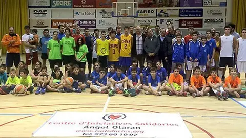 Els participants i organitzadors del Torneig de bàsquet 3x3 solidari.