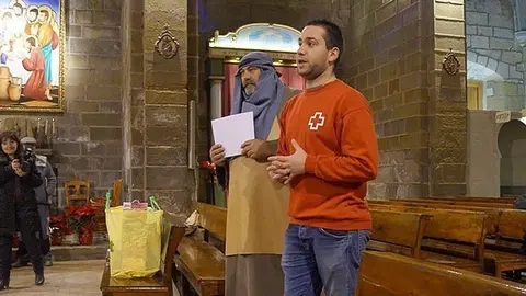 Els membres del Pessebre de Linyola lliuren la seva aportació a la campanya de Creu Roja.