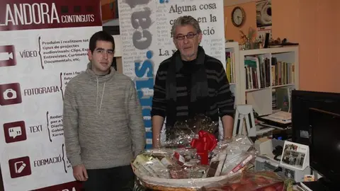 El director Josep A. Pérez lliura la panera de Reis a Sergi Gorgues.