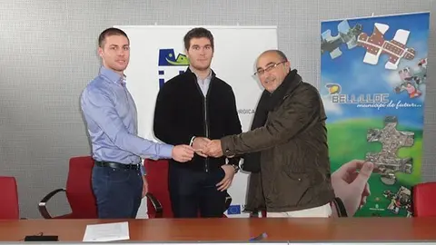 Ramon Cònsola lliura les claus als responsables de l&#39;empresa Ecnor Service.