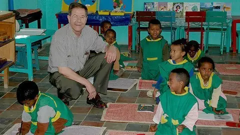 Àngel Josep en una visita al parvulari de Mekele.