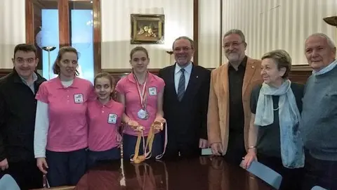 Maria Cerdà i la representació bellvisenca amb el president Joan Reñé.