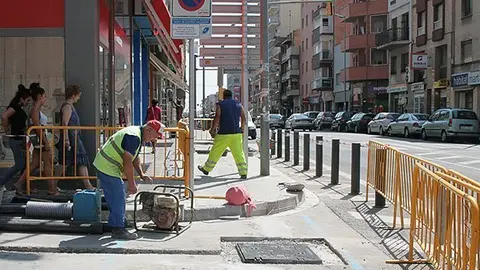 Obres de l'empresa operadora de telefonia als carrers de Mollerussa.