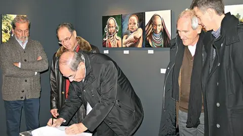 Josep Maria Pujol, Miquel Pujol, Àngel Olarán i Ramon Espax signen la donació.