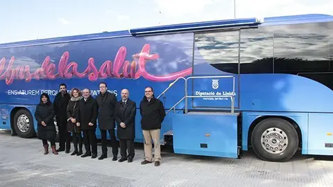 Les autoritats visten el Bus de la Salut a Mollerussa.