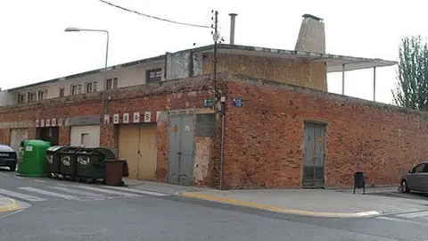 Antic bar de les piscines que s'enderrocarà per habilitar nova zona blava.