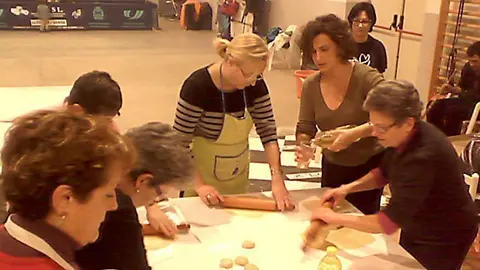 Els veïns de Castellnou es reuneixen al Local del Sindicat per preparar les orelletes.