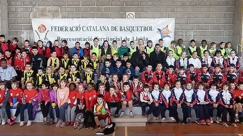 Els participants en la trobada de clubs de bàsquet lleidatans de Torregrossa.