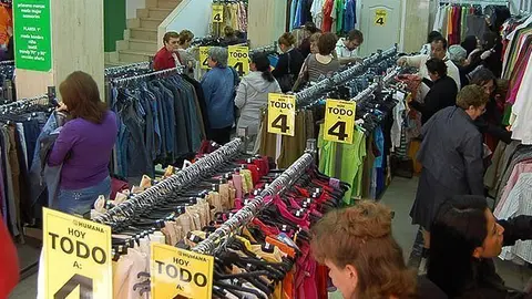 Botigues de roba usada de l'ONG Humana en el territori.