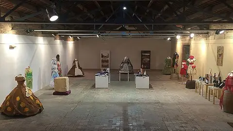 Exposició Vestits de paper al Castell del Remei, Biblioteques amb DO.