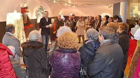 Marc Solsona inaugura l&#39;exposició del Museu de Vestits de Paper.
