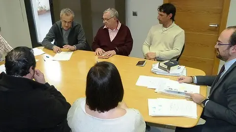 L'alcalde Enric Mir signa el contracte de compra de la finca.