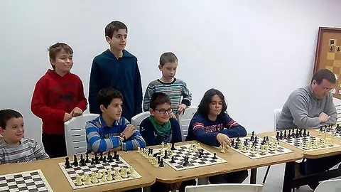 Els nens i nenes que participen en l'escola del Club d'Escars Mollerussa.