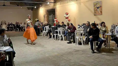 El marc incomparable del Celler Castell del Remei amb el maridatge de vestits de paper.