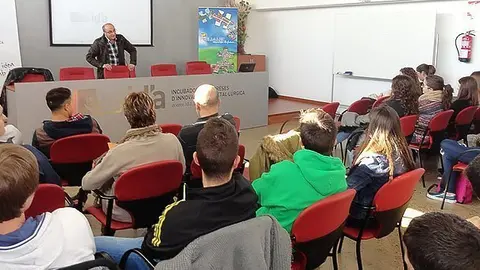 L'alcalde Ramon Cónsola rep als estudiants dels estudiants dels instituts de Mollerussa.