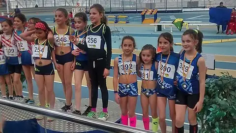 Les atletes del Xafatolls recullen les medalles de la competició de Sabadell.