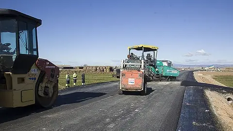 Obres de pavimentació de la variant d&#39;Ivars en el tram de Castellnou.
