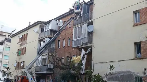 Els tècnics duen a terme les tasques d&#39;enderroc dels balcons del Grup Sant Isidori.