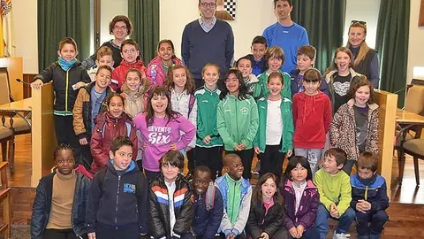 L&#39;alcalde Marc Solsona rep als alumnes de l&#39;escola Ignasi Peraire.