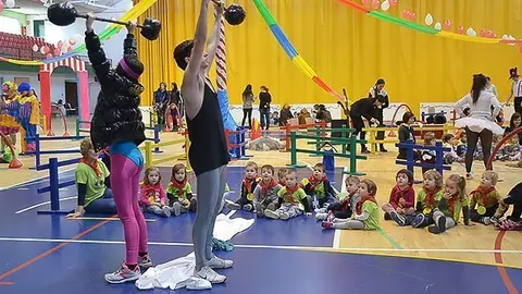 Els alumnes de l'Institut Mollerussa munten el circ per les escoles bressol.