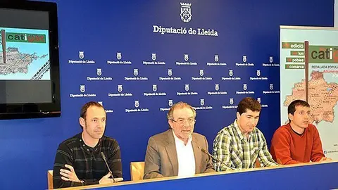 El president Joan Reñé amb els organitzadors de la Cati-Gat del Pla d'Urgell.