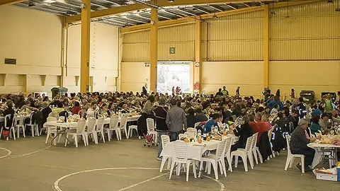 La primera Calçotada Popular de Mollerussa reuneix  mig miler de persones.