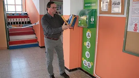 El director Joan Ferran mostra el  desfibril·lador instal·lat en l&#39;IES Terres de Ponent.