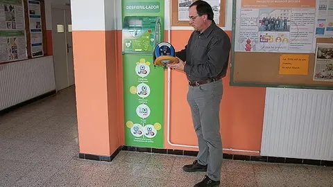 El director Joan Ferran mostra el  desfibril·lador instal·lat en l'IES Terres de Ponent.