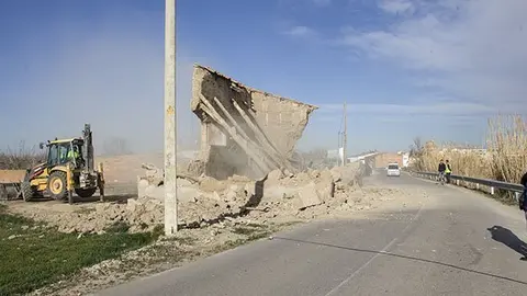 Treballs de l'enderroc del magatzem a la carretera de Vilanova de Bellpuig.