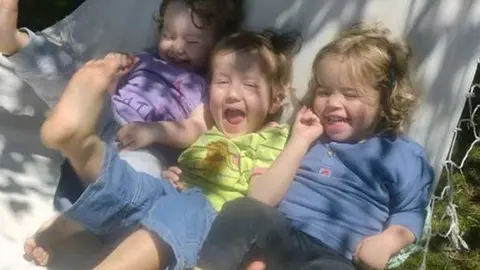 Tres alumnes de l'Escoleta jugant.