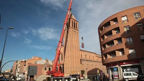 Imatge de la grua que ha elevat als tècnics al capdamunt del campanar de Mollerussa.