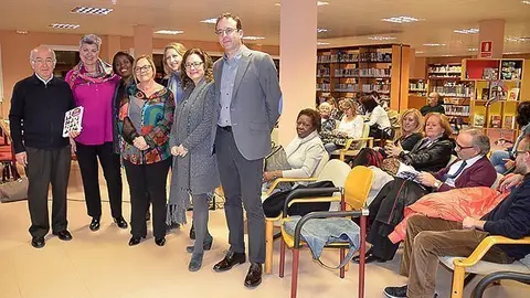 Rosa Maria Giralt i Mireia González, amb l'alcalde Marc Solsona i l'editor Lluís Pagès.