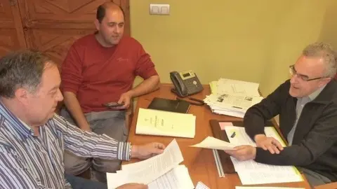 L'alcalde i 2 regidors repassant subvencions (11-03-2015)t