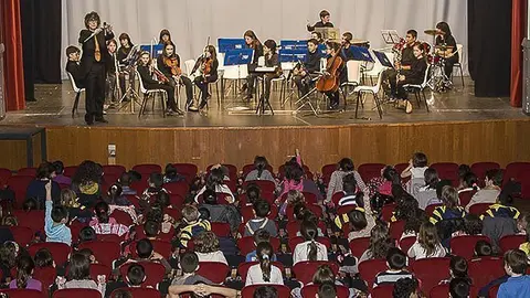 Activitat de dinàmica educativa amb la participació del Conjunt Instrumental de l'EMMM.