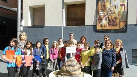 Defecació gegant de gos elaborada durant la celebració del Parc de Nadal pels nens i nenes