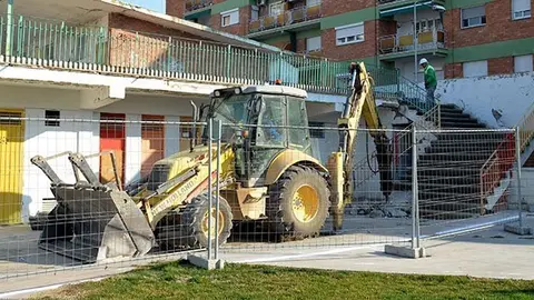 Els preparatius per enderrocar l'antic bar de les piscines de Mollerussa.