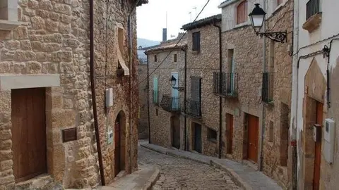 Els carrers i les cases de pedra del Vilosell.