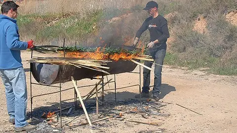 Els membres de l'Associació Cultural de Sidamon preparen els calçots.