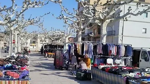 Les parades en el mercat del dimarts a Bellvís, en el passeig Urgell.