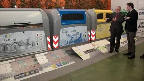 Francesc Fabregat i Marc Solsona visiten l&#39;estand on es mostren els contenidors.