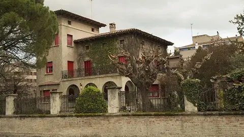 Edifici de Cal Castelló en el centre de la finca a l'avinguda Catalunya.
