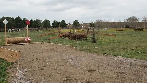 Imatge dels salts i obstacles del circuit de Cross Hípic en el Parc de La Serra.