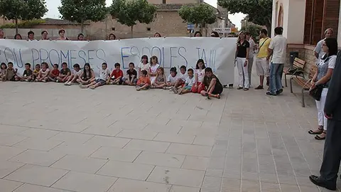 Mobilització d'alumnes i pares l'any 2009, en una visita de responsables d'Ensenyament.