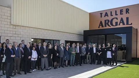 Els participants en l'acte inaugural del Taller Argal en la planta de Miralcamp.