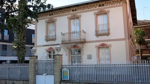 Edifici de Cal Duch al carrer Prat de la Riba de Mollerussa.