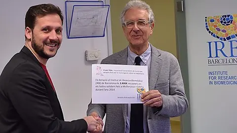 Xavier Ayala i Joan Guinovart en l'acte de lliurament del donatius.