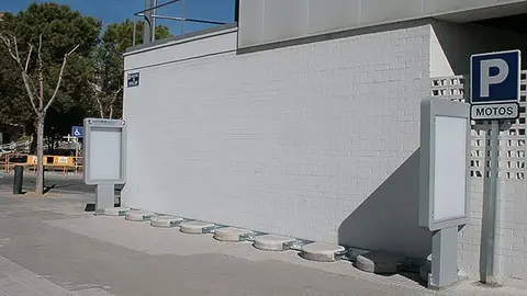 Aparcament de motos en la carretera de Miralcamp al costat del CAP.