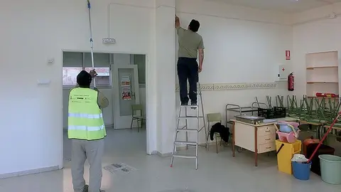 La Brigada municipal pintant les instal·lacions de l'escola Sant Miquel de Miralcamp.