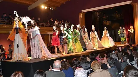 Desfilada dels vestits de paper de Mollerussa a la Fira de Riudecanyes.