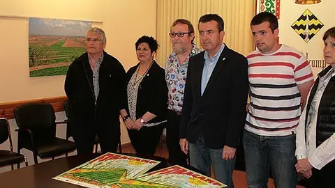 Melcior Claramunt i l'organització de Firacamp, amb l'autor del cartell Josep M. Carulla.